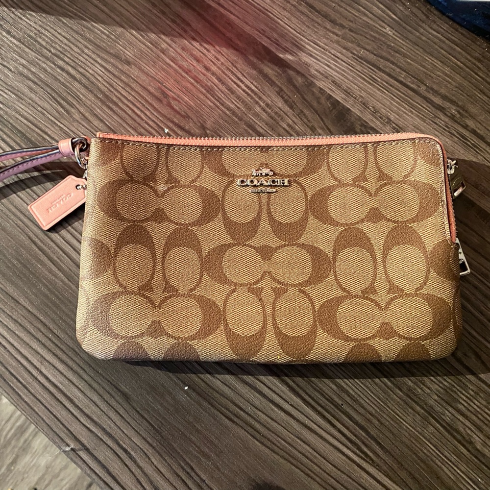 COACH CLUTCHWRIST-LETS Beige/blush pink. Multi zipper/pockets